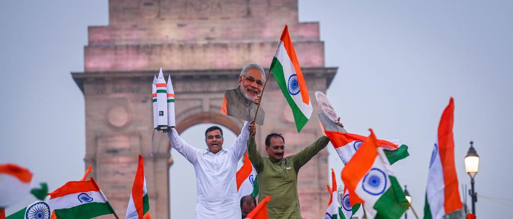 Mit gebastelter Rakete und Konterfei des Premierministers: Die Partei von Narendra Modi feiert Indiens Mondlandung als politischen Erfolg.