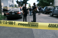 Polizisten am Tatort einer Schießerei in New York (am 23. Juni 2021) Foto: AFP/Getty/Spencer Platt