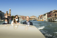 Bundesfinanzminister Olaf Scholz und die deutsche Generalkonsulin Tatjana Schenke-Olivieri fahren zum G20 Gipfel in Venedig. Foto: imago images/photothek