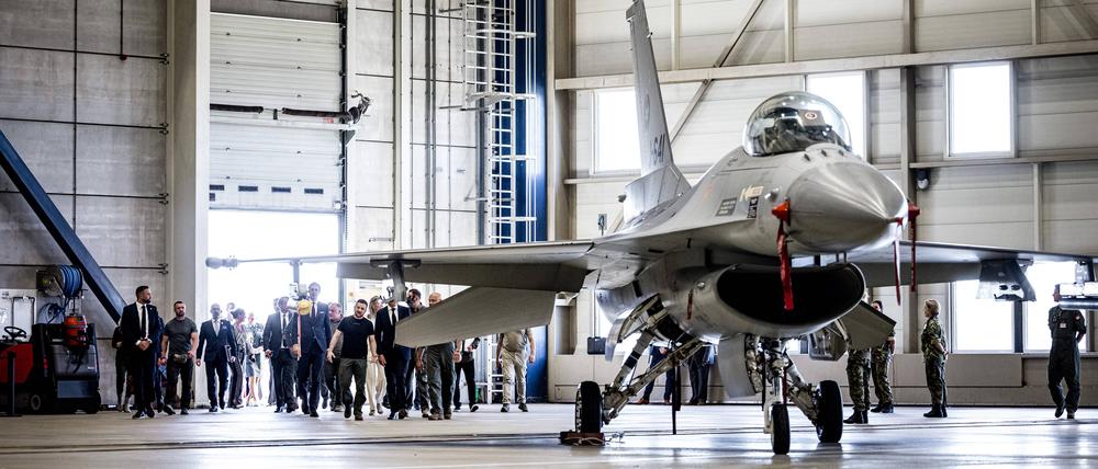  Präsident Wolodymyr Selensky neben einem F-16-Kampfflugzeug auf dem Luftwaffenstützpunkt Eindhoven (Niederlande).  