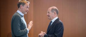 Finanzminister Christian Lindner (links) spricht mit Bundeskanzler Olaf Scholz (SPD).