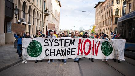 Jetzt handeln im Interesse der Klimagerechtigkeit. In München demonstrieren mehrere hundert Menscen an Dreikönig gegen die Räumung von Lützerath für den Tagebau. 