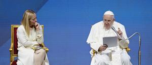 Georgia Meloni und Papst Franziskus. Dass die Ministerpräsidentin in pontifikalem Weiß im Vatikan erschien, beschäftigte Italiens Öffentlichkeit intensiv.