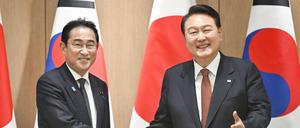 Japans Premierminister Fumio Kishida (l.) zu Besuch bei Südkoreas Regierungschef Yoon Suk-yeol in Seoul.