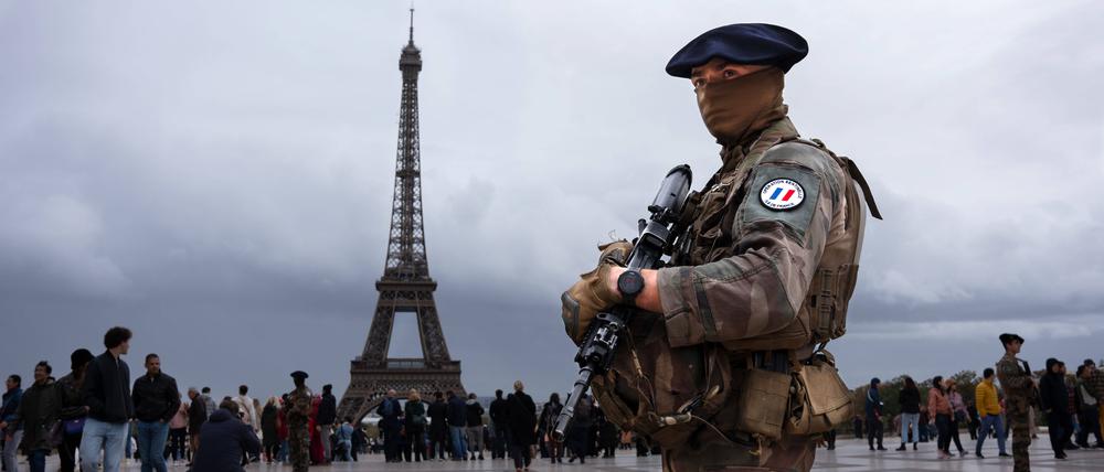 Ein französischer Soldat bewacht den Bereich vor dem Eiffelturm: In Frankreich gilt aktuell die höchste von drei Terrorwarnstufen. Nun hat die Polizei nach einem bedrohlichen Verhalten auf eine verschleierte Frau geschossen. (Archivfoto)