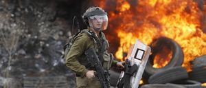 Ein israelischer Soldat bei palästinensischen Protesten am 7. Oktober 2022.