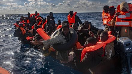 Zwei von fünf Menschen versuchten über das Mittelmeer, in die EU zu gelangen. Auf dem Foto: Die Rettung von 60 im Mittelmeer, 3. Januar 2024. 