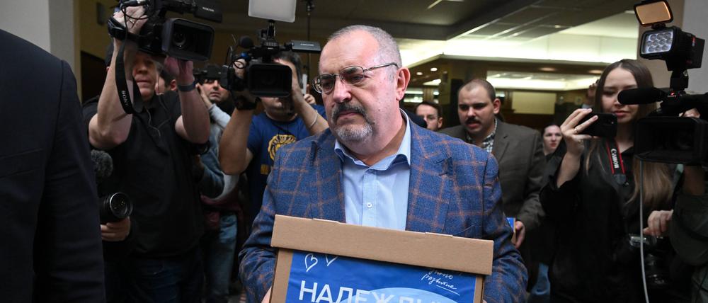 Boris Nadeschdin trägt einen Karton mit Unterschriften zur Wahlkommission.
