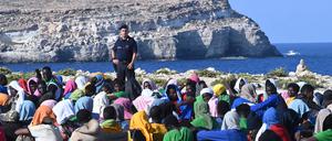 Angespannte Lage: Sehr viele Menschen kommen derzeit in Lampedusa an und suchen Schutz in Europa.