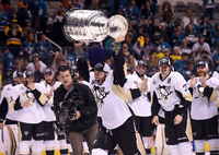 Sieg im Stanley Cup: Matt Cullen von den Pittsburgh Penguins mit der begehrten Trophäe Foto: Reuters/Gary A. Vasquez/USA Today Sports
