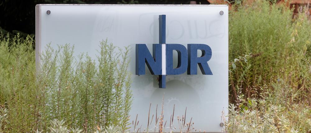 Der Schriftzug NDR steht am Eingang des NDR an der Rothenbaumchaussee.
