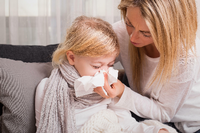 Gesundheit! Wenn Kinder erkältet sind, müssen sie nicht immer deshalb zu Hause bleiben. Foto: Getty Images