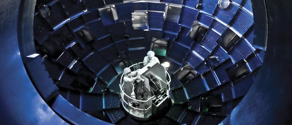 An der National Ignition Facility (NIF) am Lawrence Livermore National Laboratory in Kalifornien ist es gelungen, mittels Kernfusion mehr Energie zu erzeugen als zuvor per Laser „hineingesteckt“ worden ist.