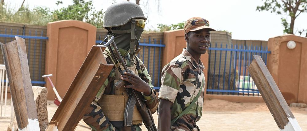 Soldaten des National Council of Safeguard of the Homeland (CNSP) im Niger stehen vor dem französischen Stützpunkt in Niamey