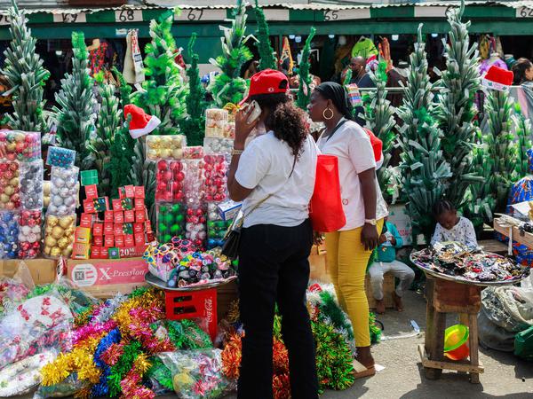 In Nigeria wird zu Weihnachten mit Palmwedeln und Weihnachtsbäumen dekoriert.
