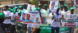 All Progressives Congress supporters hold posters and banners of Nigerian President Muhammadu Buhari and presidential candidate Bola Tinubu during a party campaign, ahead of Nigeria's Presidential elections, in Yola, Nigeria, February 22, 2023. REUTERS/Esa Alexander