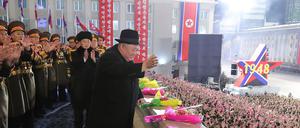 Nordkoreas Herrscher Kim Jong-un bei einer Parade am 9. Februar 2023.