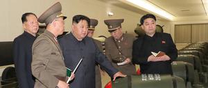 Der nordkoreanische Machthaber Kim Jong Un beim Besuch einer geheimen Forschungseinrichtung.
