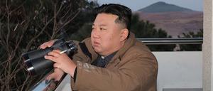 16.03.2023, Nordkorea: Dieses von der staatlichen nordkoreanischen Nachrichtenagentur KCNA zur Verfügung gestellte Bild zeigt nach Angaben von KCNA Kim Jong Un beim Test einer Interkontinentalrakete.