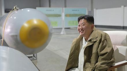 Kim Jong-un, Machthaber von Nordkorea, neben einem Unterwasser-Atomangriffsschiff.