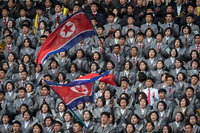 Uniformer Applaus: Das 50 000 Zuschauer fassende Kim-Il-Sung-Stadion in Pjöngjang wird wohl auch am Dienstag wieder gut gefüllt sein. Foto: Kim Won-Jin/AFP