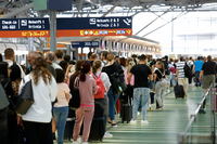 Viel Geduld brauchen Passagiere – wie hier an der Sicherheitskontrolle am Flughafen Köln-Bonn. Foto: Thomas Banneyer/dpa
