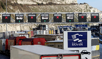 Lastwagen stehen im Grenzkontrollbereich des Hafens von Dover Schlange. Foto: dpa/Gareth Fuller