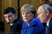 Russlands Präsident Wladimir Putin (r.) erwägt das Angebot von Bundeskanzlerin Angela Merkel anzunehmen, der ukrainische Präsident Wolodymyr Selenskyj beäugt das kritisch. Foto: Charles Platiau/Reuters