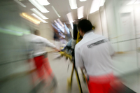 Rettungsassistenten liefern eine Notfallpatientin in ein Krankenhaus. picture alliance/dpa