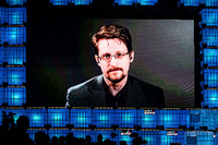 Edward Snowden auf der Leinwand bei einer Konferenz in Lissabon 2019 Foto: Imago/Zuma Press/HenriqueCasinhas