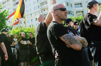 Anhänger der rechtsradikalen NPD demonstrieren 2012 in Berlin im Bezirk Hohenschönhausen. Rechter Terror ist heute oft subtiler. Foto: Maurizio Gambarini / dpa