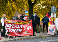Teilnehmer einer NPD Kundgebung smit Transparenten in Bad Fallingbostel (Niedersachsen). Foto: dpa