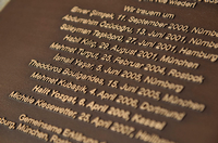 Die Namen der NSU-Opfer stehen auf einer Gedenktafel für die NSU-Opfer am Halitplatz in Kassel. Foto: dpa