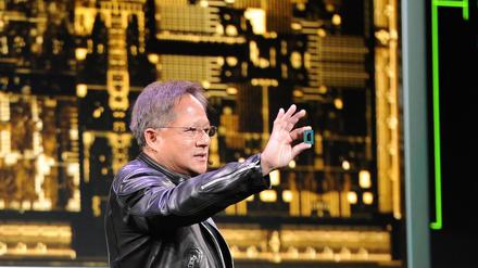 Der Chef des Chipspezialisten Nvidia, Jensen Huang, zeigt auf der Technik-Messe CES den Prototypen eines Chips.