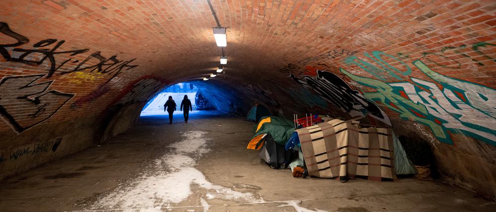 Passanten gehen bei eisigen Temperaturen durch einen Tunnel beim Berliner Dom, wo Obdachlose ihr Quartier aufgeschlagen haben.