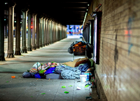 Ein Obdachloser schläft auf einer Bank auf dem Boulevard Unter den Linden. picture alliance/dpa