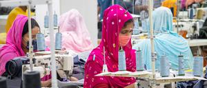 Näherinnen produzieren Kleidung in Bangladesch. Das asiatische Land gilt vielen  als Paradebeispiel für problematische Arbeitsbedingungen.