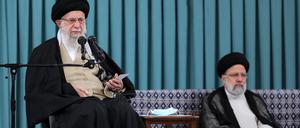 Wen der Mullah ruft: Für den obersten Revolutionsführer Ali Chamenei (l.) und Präsident Ebrahim Raisi ist Israel der größte Feind.
