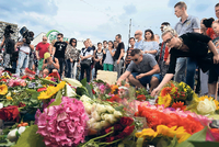 "Auch die Kommune mitten ins Herz getroffen" - Trauernde vor dem Olympia-Einkaufszentrum nach den Morden. Foto: Christof Stache/AFP