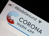 Jetzt herunterladen: Die offizielle Corona-Warn-App ist auf einem Smartphone zu sehen, darüber steht #BleibGesund». Foto: Oliver Berg/dpa