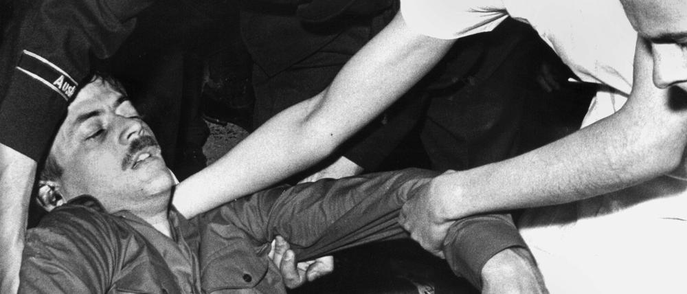 Benno Ohnesorg ist am 02.06.1967 bei seiner Einlieferung ins Krankenhaus umringt von Helfern des Roten Kreuzes und des Arbeiter-Samariter-Bundes. 