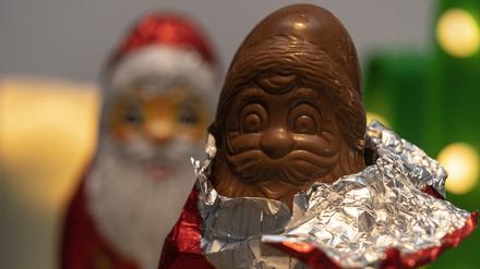Ein Schoko-Nikolaus neben einem Weihnachtsmann aus Schokolade (Archivbild).
