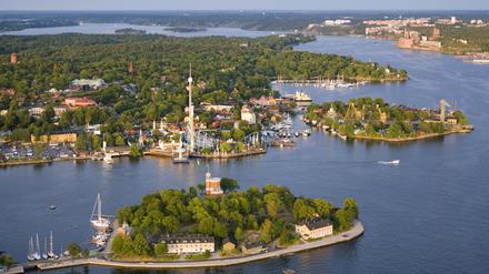 Auf der Insel Djurgarden befinden sich ein Vergnügungspark, das Freiluftmuseum Skansen sowie das Abba-Museum.
