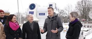 Manja Schüle und Olaf Scholz vor einem Laser der GFZ-Ausgründung DiGOS. Das Unternehmen baut Satelliten-Laser-Ranging-Stationen. 