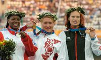 Irina Korscharenko (Mitte) war 2004 gedopt, Kleinerts Bronzemedaille wurde zu Silber, Yumileidi Cumba (l.) aus Kuba wurde nachträglich Olympiasiegerin. Foto: Arne Dedert/p-a/dpa