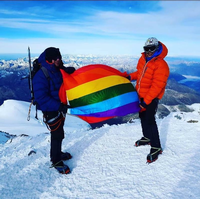 Die Regenbogenfahne auf dem Gipfel des "Elbrus". Foto: promo