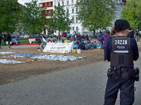 Ca. 50 Demonstranten, Aktivisten und Unterstützer der Flüchtlinge sind immer noch am Oranienplatz.
