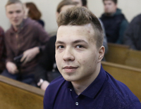 Der oppositionelle Blogger und Aktivist Roman Protasevich bei einer Gerichtsverhandlung in Belarus am 10.04.2017. Foto: Stringer/Reuters