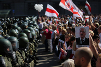 Rot-weiße-Hoffnung. Inzwischen tragen Zehntausende Belarussen die Flagge aus der kurzen Zeit der Unabhängigkeit 1917. Foto: AFP