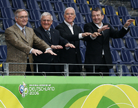 Kleine Jubelwelle. Horst R. Schmidt, Theo Zwanziger, Franz Beckenbauer und Wolfgang Niersbach (v.l.) im Jahr 2006. Foto: Kunz/dpa
